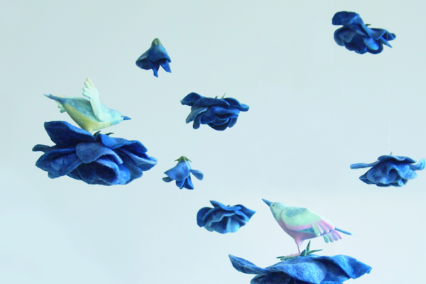 青いバラと鳥・フェルト作家Yurinokoの立体イラスト