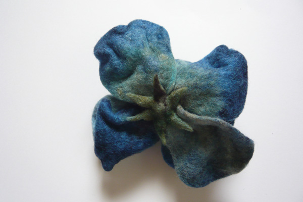 枯れた青いバラ・フェルト作家Yurinokoの立体イラスト
